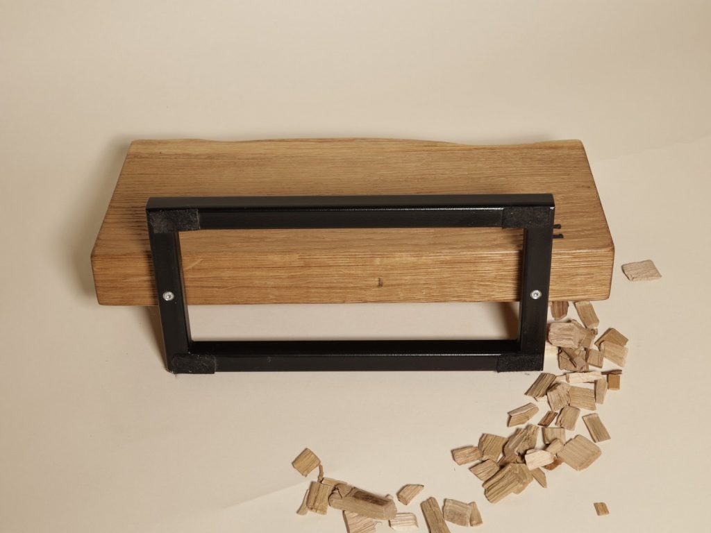 Messerblock aus Eiche (groß) mit Baumkante und Stahlgestell