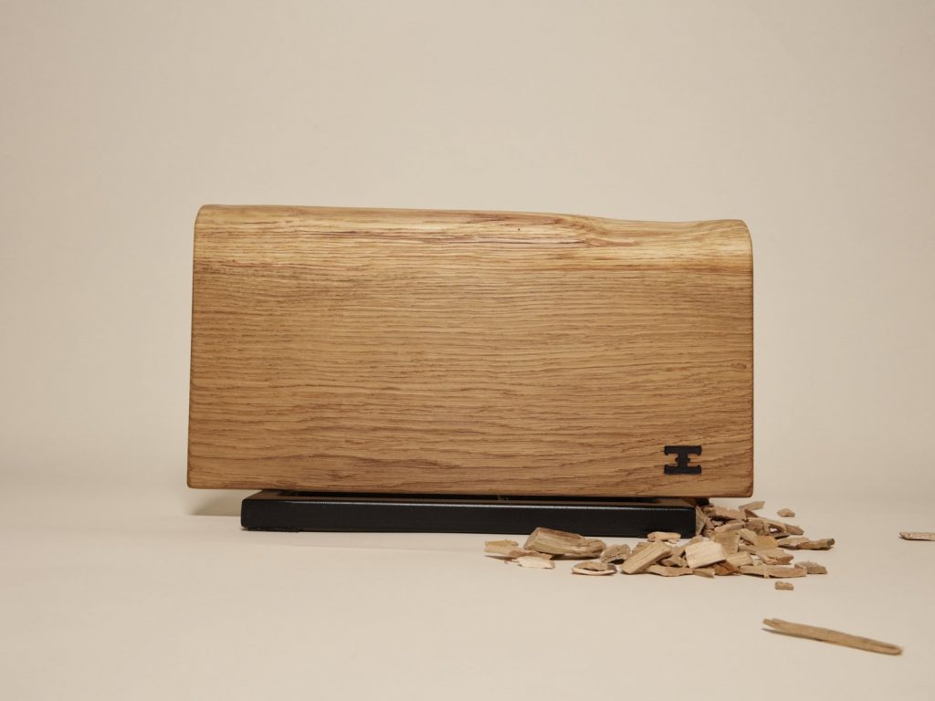 Messerblock aus Eiche (groß) mit Baumkante und Stahlgestell