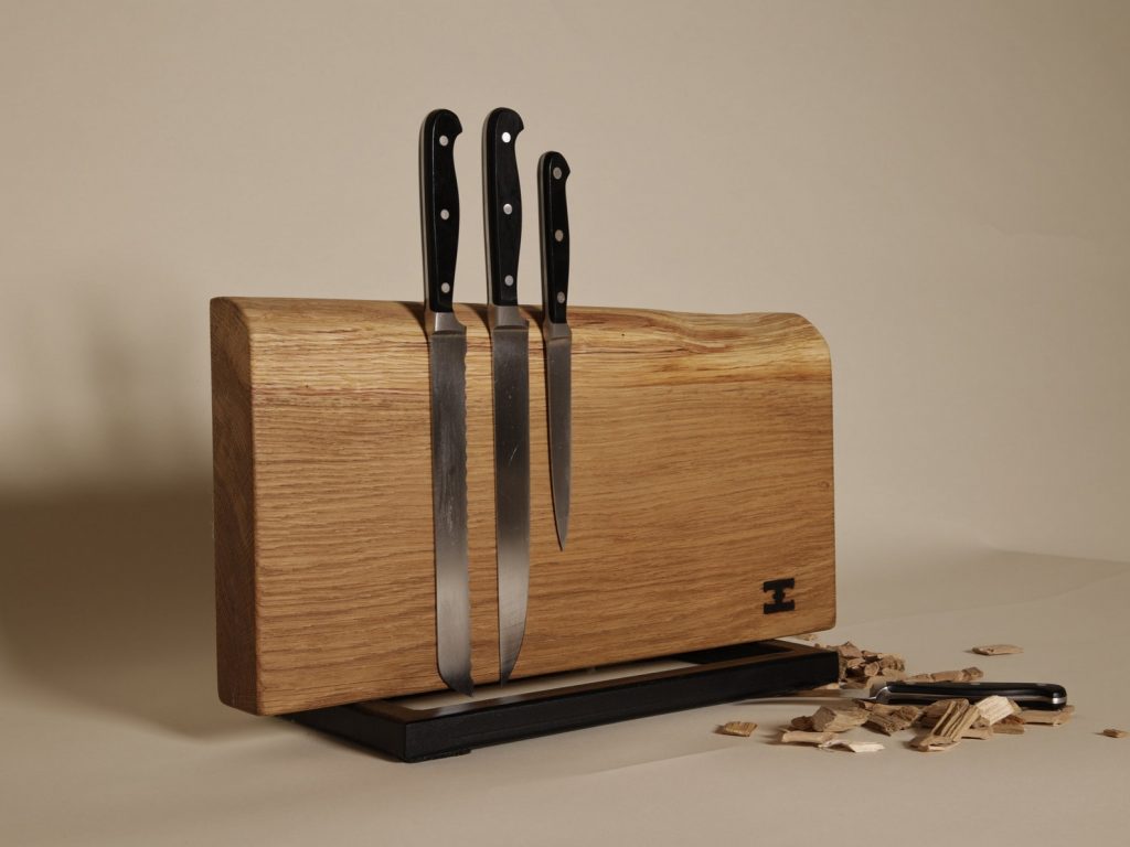 Messerblock aus Eiche (groß) mit Baumkante und Stahlgestell