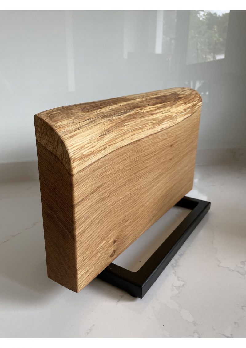 Messerblock aus massiver Wildeiche (klein) mit Baumkante und Stahlgestell