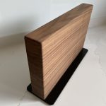 Messerblock aus Nussbaum (klein) mit massiver Stahlplatte